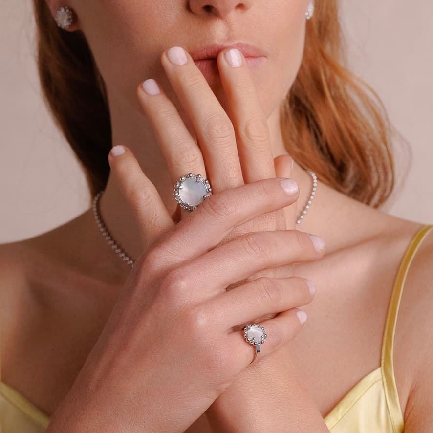 Petite Piazza Ring in Silver with Mother of Pearl