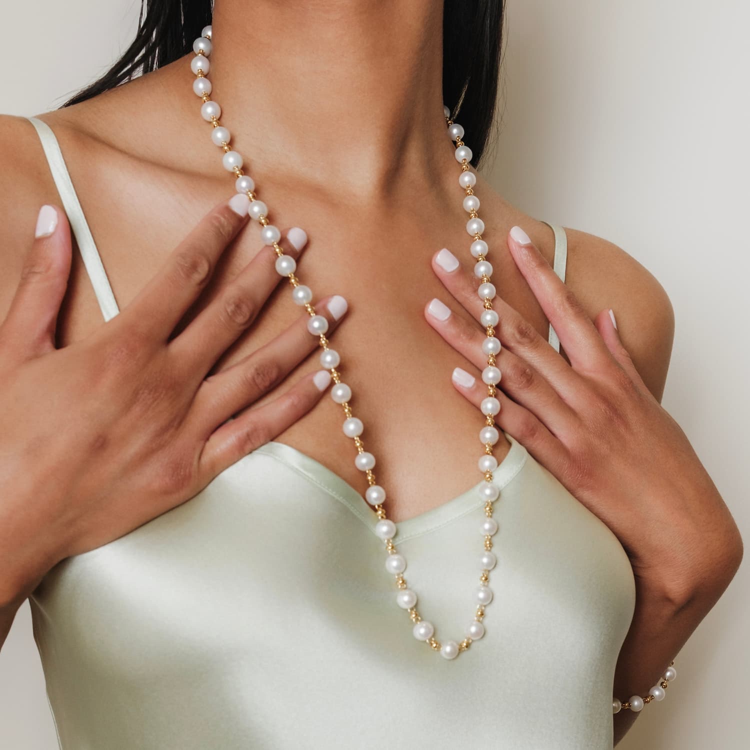 Bella Necklace with Pearls in Gold