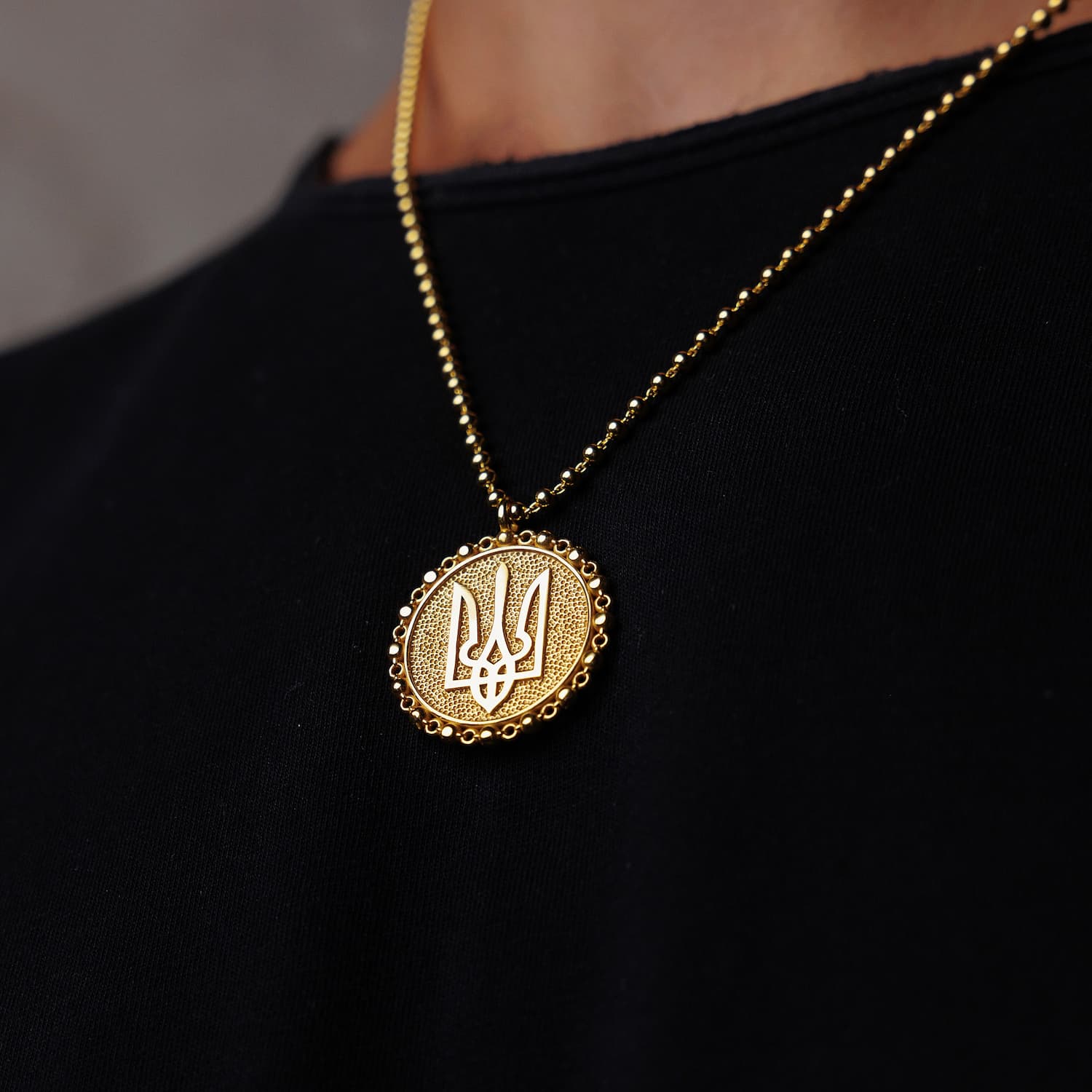 Trident Circle Necklace in Gold