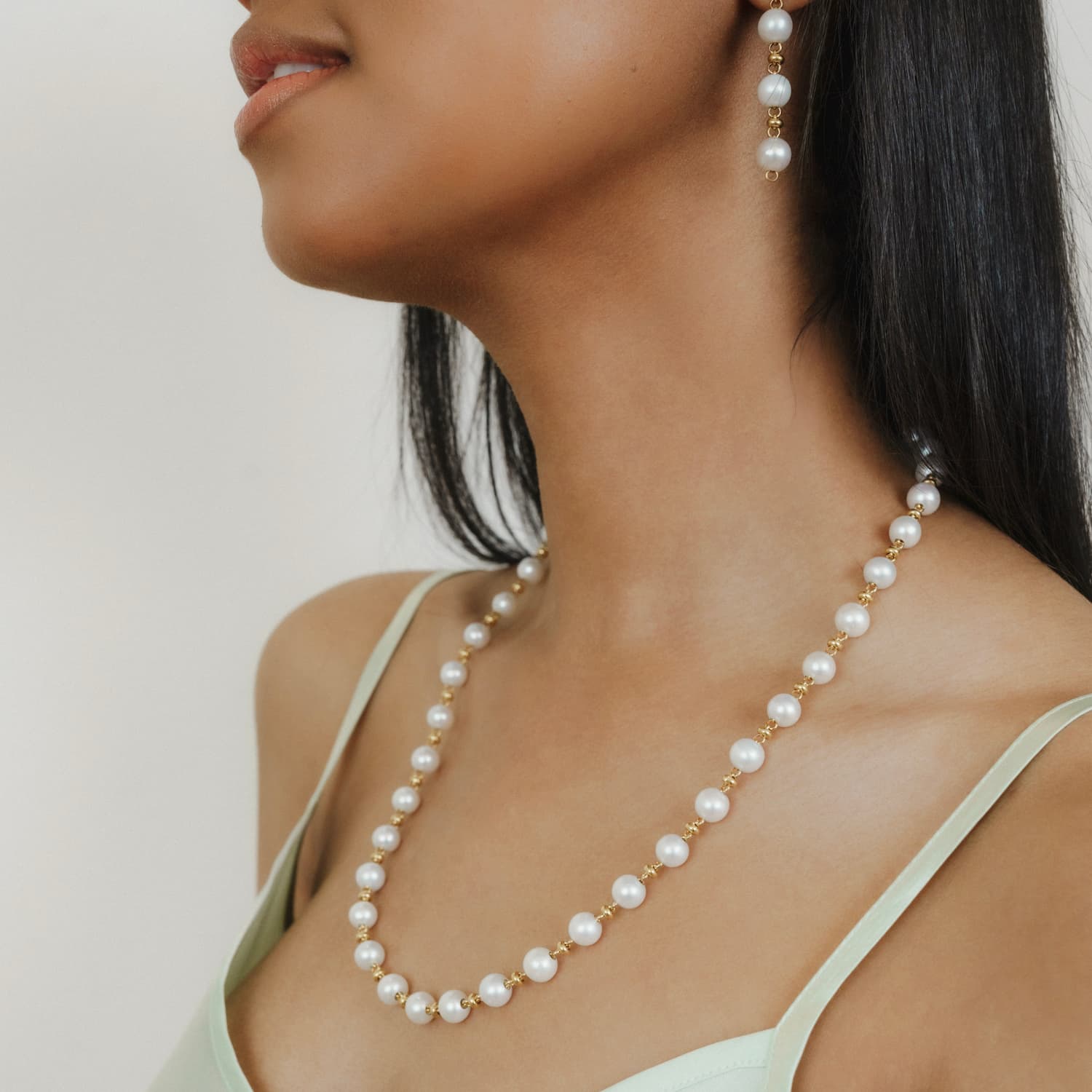 Bella Earrings with Pearls in Gold