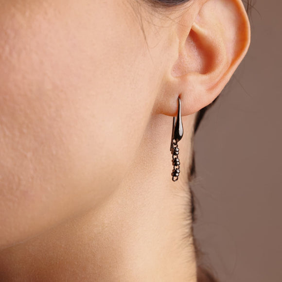 Links 3mm Earrings in Black, Short