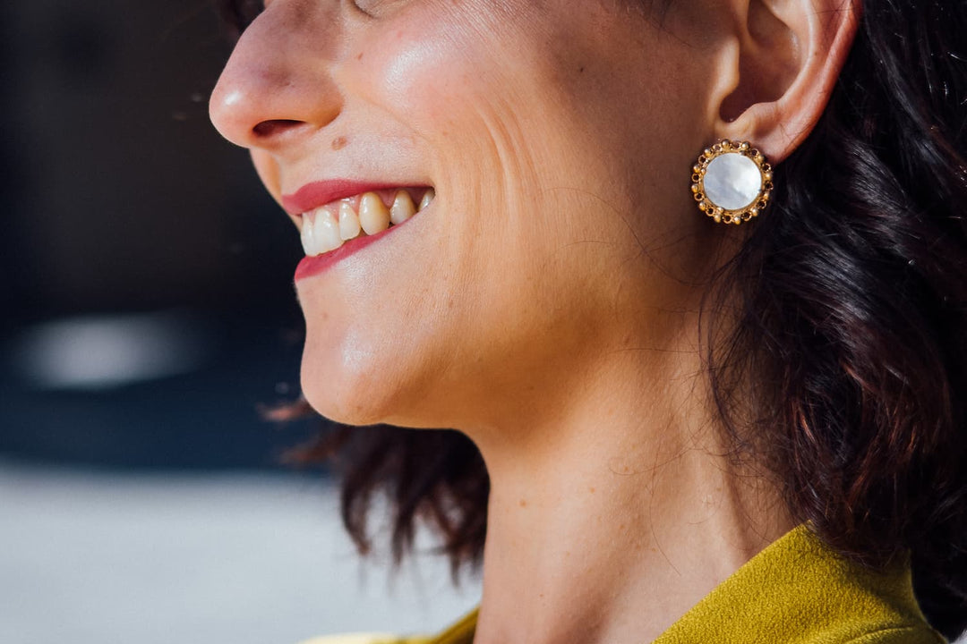 Piazza Stud Earrings in Gold with Mother of Pearl