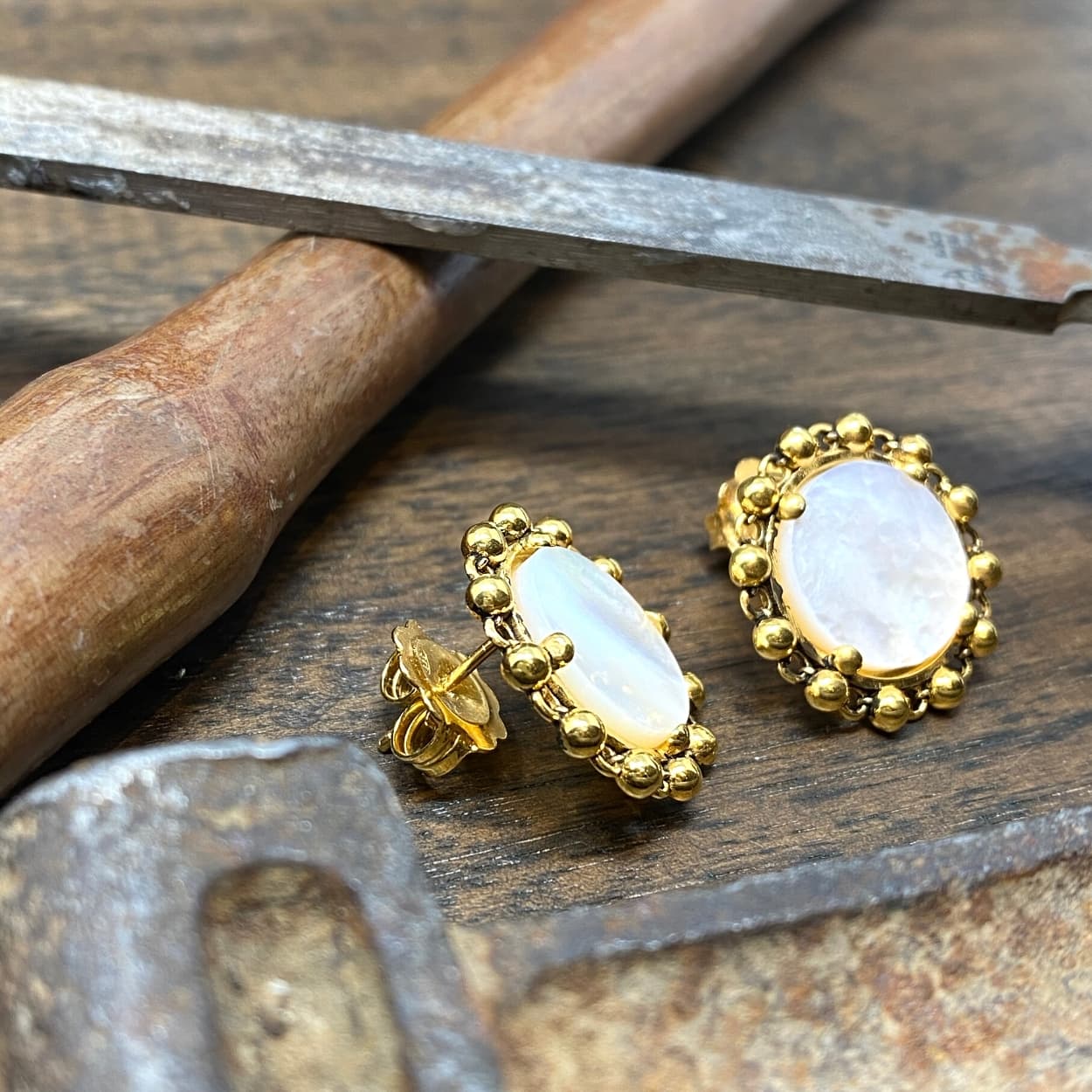 Piazza Stud Earrings in Gold with Mother of Pearl