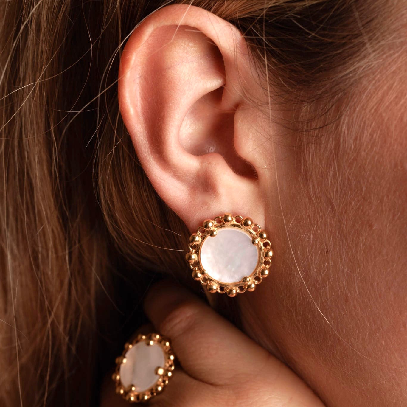 Piazza Stud Earrings in Gold with Mother of Pearl