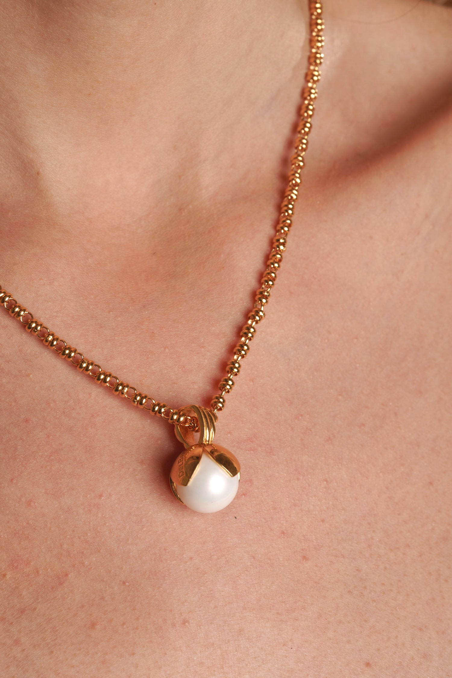 Magnolia Pendant in Gold with Mother of Pearl
